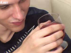 Залили спермой пупок красотки