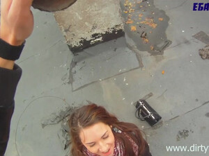 Кончил девке на лицо на крыше