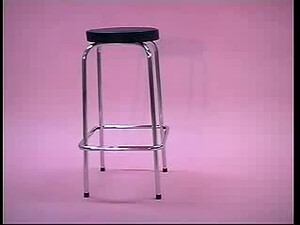 Девушка соблазнила парня возле барной стойки