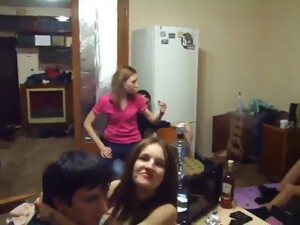 Студенты на квартире устроили групповую оргию