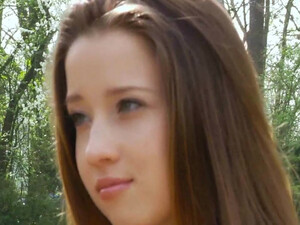 Красивая девушка занимается сексом со стариком