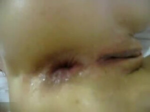 Муж и жена крупным планом снимают домашнее порно