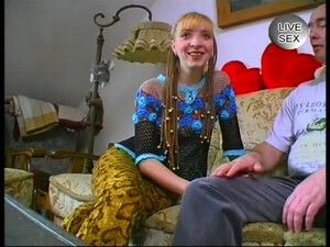 Ненасытная красотка лобызает торчащий ствол партнёра