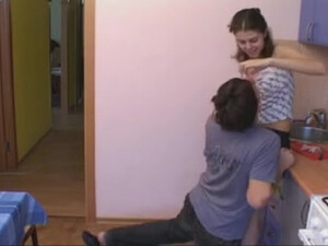 Парень пристает к девушке и порет раком