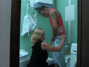 Русский качек не отказался поебать зрелую сучку в ванной