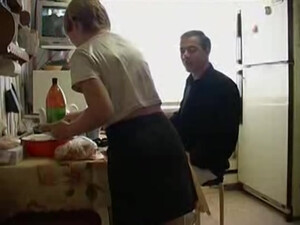 Русская пара устраивает домашний секс прямо на кухне