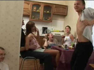 Студенты занимаются любовью создавая групповое домашнее порно