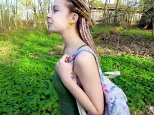 Русская девочка обожает делать отсос в публичном месте и позировать на камеру, обнажая свое молодое тело