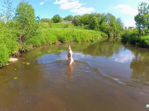 Бурный секс согрел красотку после купания в холодной деревенской реке
