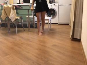 Сексом и минетом расплачивается со сводным братом за жилье в городе