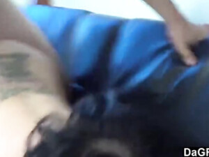 Мачо вдул хер по самые яйца чернобровой подружке