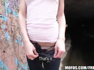 Краля отдалась на улице пикаперу и получила деньги и наслаждение