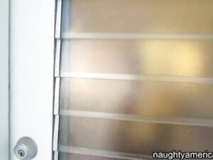 Вторая Половинка взахлеб делает ебарю отменный отсос с подлизыванием уздечки под головкой хуя