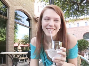 За хорошее вознаграждение русская маруха запросто показала пикаперу киску на улице