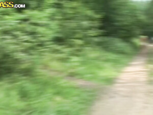 Молодая девка дала в лесу незнакомцу