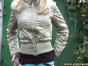 Сучка на улице долго терпела и описалась