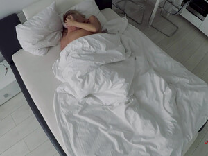 Русская блондинка трахается в жопу в любительском видео