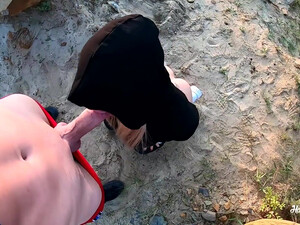 Русские занялись сексом на природе в приспущенных штанах