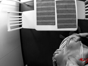 Трахает в задницу русскую подругу на кухонном столе перед камерой