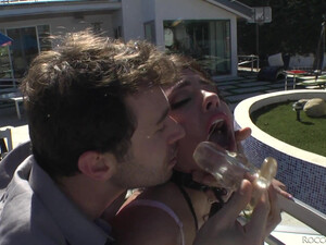 Отфистил жопу жены самотыком и жестко поимел в очко брюнетку