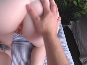 Русский парень снимает на камеру, как подруга сосет его член