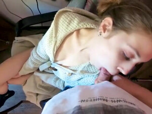 Русская девчонка сосет и трахается в киску от первого лица