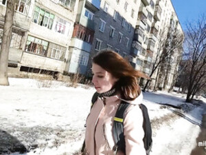 Тощая молодая тёлка приехала в чужой город, чтобы заняться любовью с другом из интернета