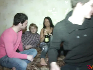 Русскую брюнетку накачали шампанским и выебали вчетвером