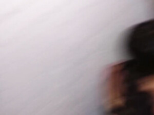 Попользовался ротиком и пиздой зрелой брюнетки в общественном туалете