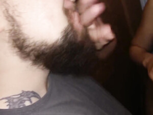 Попользовался ротиком и пиздой зрелой брюнетки в общественном туалете