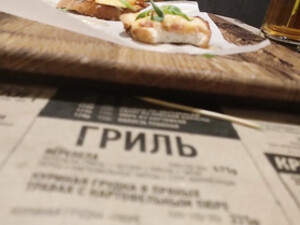 Попользовался ротиком и пиздой зрелой брюнетки в общественном туалете