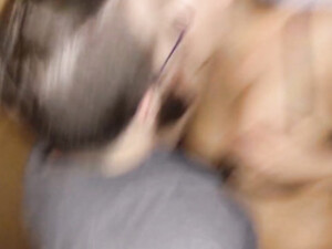 Попользовался ротиком и пиздой зрелой брюнетки в общественном туалете