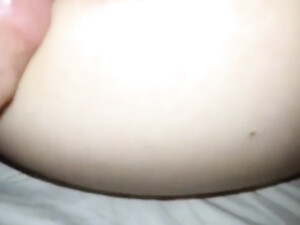 Пристроился к спящей русской жене блондинке и имеет в зад