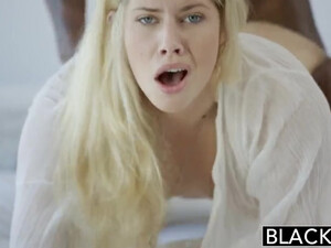 Возбужденный негр трахает красивую блондинку в ее мокрую пизду