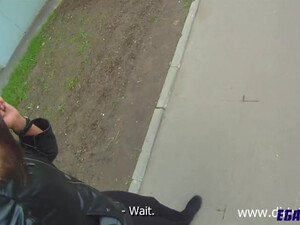 Парень снял девку на улице и привёл домой трахать ее в ротик и киску