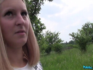 Девушка показала сиськи