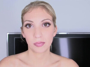 Девушка делает минет парню