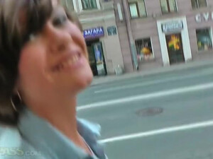 Короткостриженная брюнеточка делает минет своему парню в парке