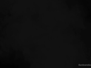 Брюнетке пришлось обработать много больших членов