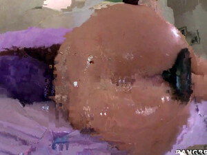 Рабочая попа красивой брюнетки примет любой член