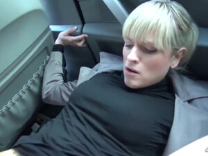 Немецкий парень со своей девушкой трахаются в машине