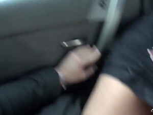 Немецкий парень со своей девушкой трахаются в машине