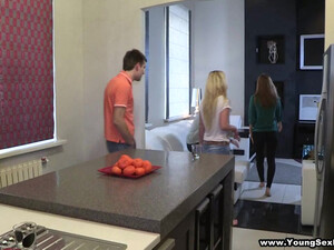 Развели двух подруг на секс