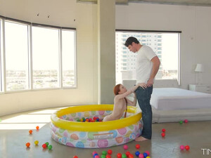 Жесткий секс с 18 летней нимфоманкой на огромной кровати