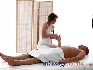 Обалденный секс с массажисткой на небольшой кушетке