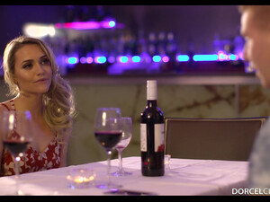 Блондинка Jessie Volt трахается в ночном клубе с мужиком