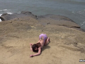 Секс с взрослой леди от первого лица на берегу моря