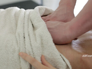 Трахнул симпотную блондинку на массажном столе