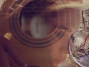 Мужик жестко трахнул красивую меломанку у себя дома