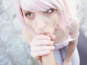 Гимнастка делает минет на заднем дворе